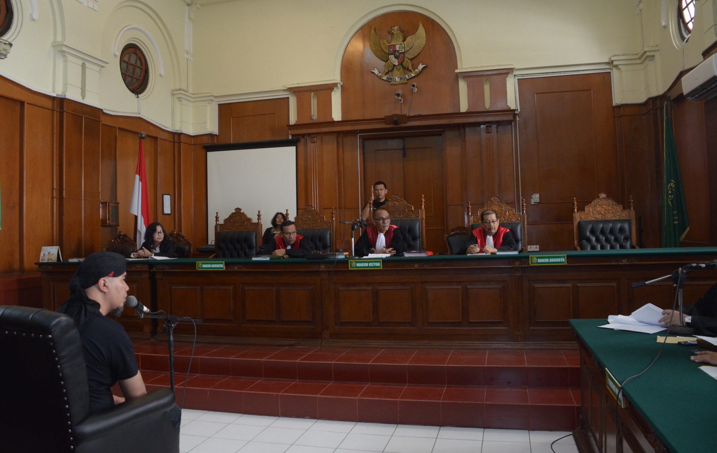 SIDANG PERDANA - Musisi dan politikus  Ahmad Dhani Prasetya (ADP) saat menjalani sidang perdana kasus pencemaran nama baik dengan agenda sidang pembacaan dakwaan di Pengadilan Negeri (PN) Surabaya, Kamis (7/2). SURYA/AHMAD ZAIMUL HAQ