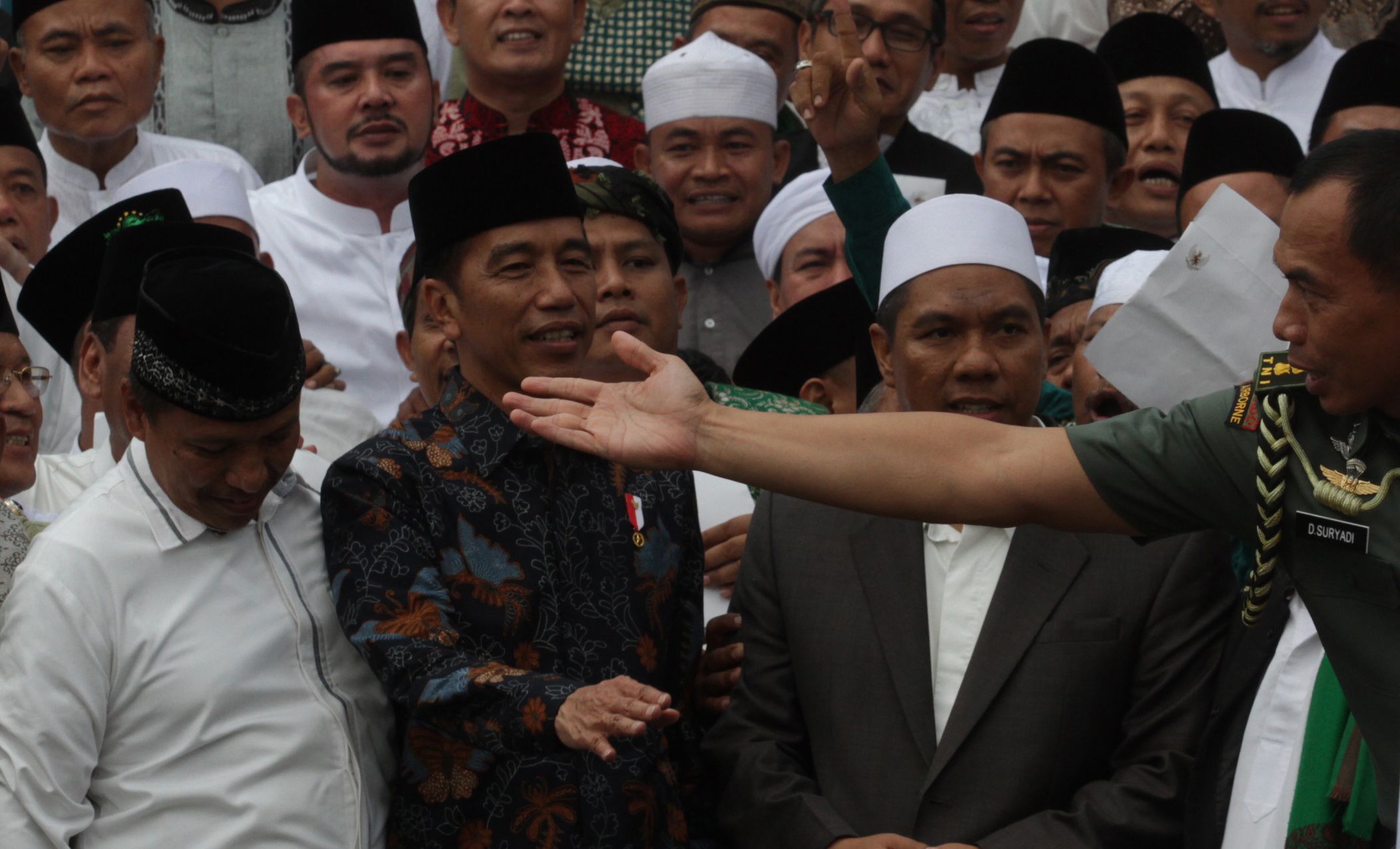 SILAHTURAHMI - Presiden Joko Widodo (tengah) bersama   Kiai dan Habib se-Jadetabek saat melakukan silaturahmi di Istana Merdeka, Gambir, Jakarta Pusat,   Kamis (7/2/2019).Presiden berpesan kepada Kiai dan Habib untuk membentengi santri dan masyarakat dengan budi pekerti, keislaman, keindonesiaan dan