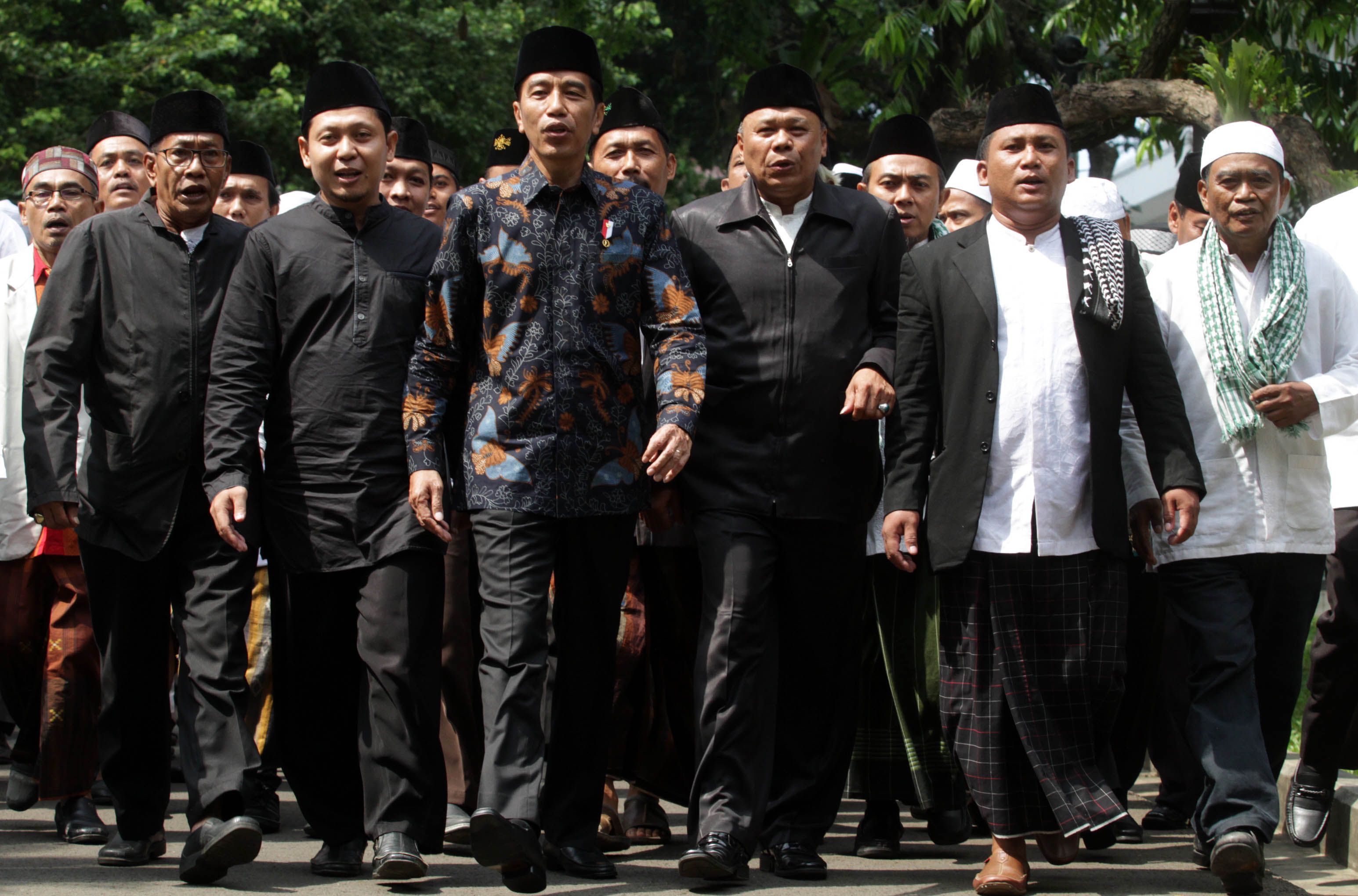 SILAHTURAHMI - Presiden Joko Widodo (tengah) bersama   Kiai dan Habib se-Jadetabek saat melakukan silaturahmi di Istana Merdeka, Gambir, Jakarta Pusat,   Kamis (7/2/2019).Presiden berpesan kepada Kiai dan Habib untuk membentengi santri dan masyarakat dengan budi pekerti, keislaman, keindonesiaan dan