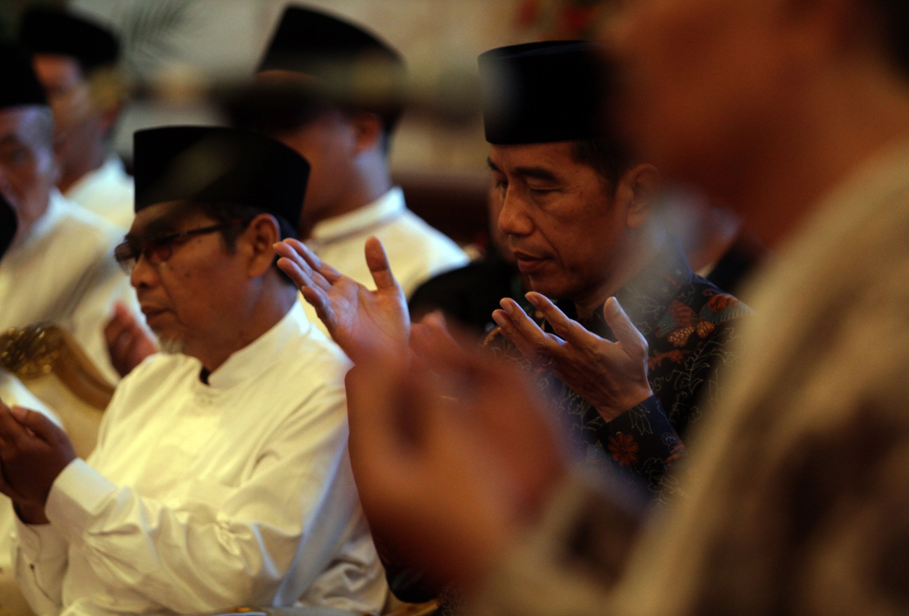 SILAHTURAHMI - Presiden Joko Widodo (tengah) bersama   Kiai dan Habib se-Jadetabek saat melakukan silaturahmi di Istana Merdeka, Gambir, Jakarta Pusat,   Kamis (7/2/2019).Presiden berpesan kepada Kiai dan Habib untuk membentengi santri dan masyarakat dengan budi pekerti, keislaman, keindonesiaan dan