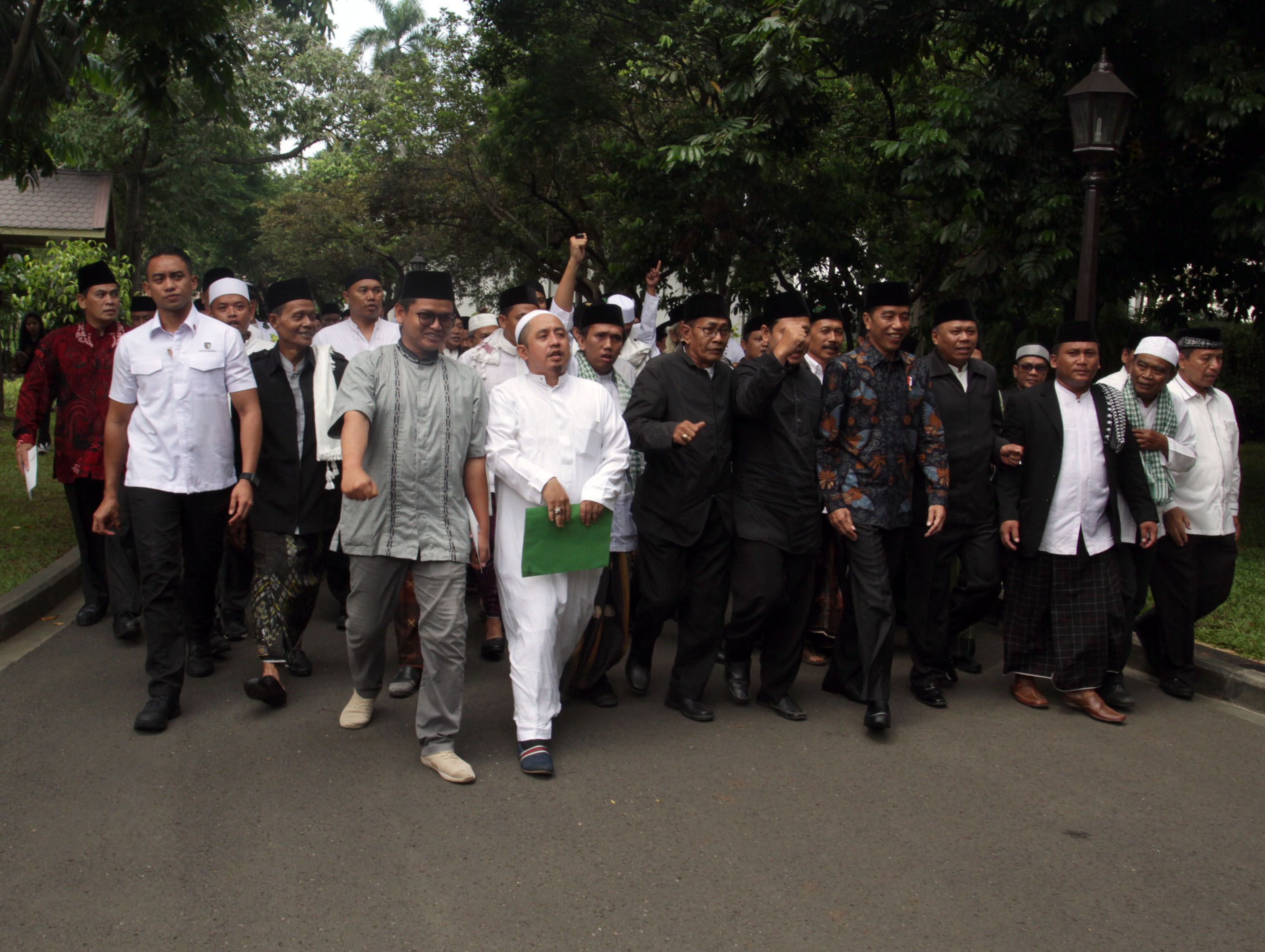 SILAHTURAHMI - Presiden Joko Widodo (tengah) bersama   Kiai dan Habib se-Jadetabek saat melakukan silaturahmi di Istana Merdeka, Gambir, Jakarta Pusat,   Kamis (7/2/2019).Presiden berpesan kepada Kiai dan Habib untuk membentengi santri dan masyarakat dengan budi pekerti, keislaman, keindonesiaan dan