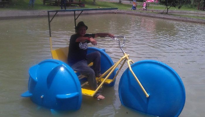 Sepeda air salah satu keseruan di Giri Tirta Kahuripan 