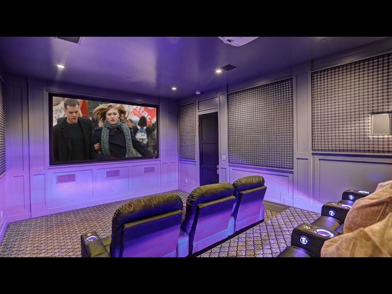 Bioskop pribadi di rumah Joe Jonas