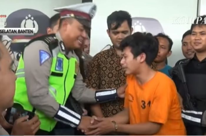 Adi Saputra, pria yang mempreteli motornya sendiri saat ditilang menangis minta maaf kepada Bripka Oky