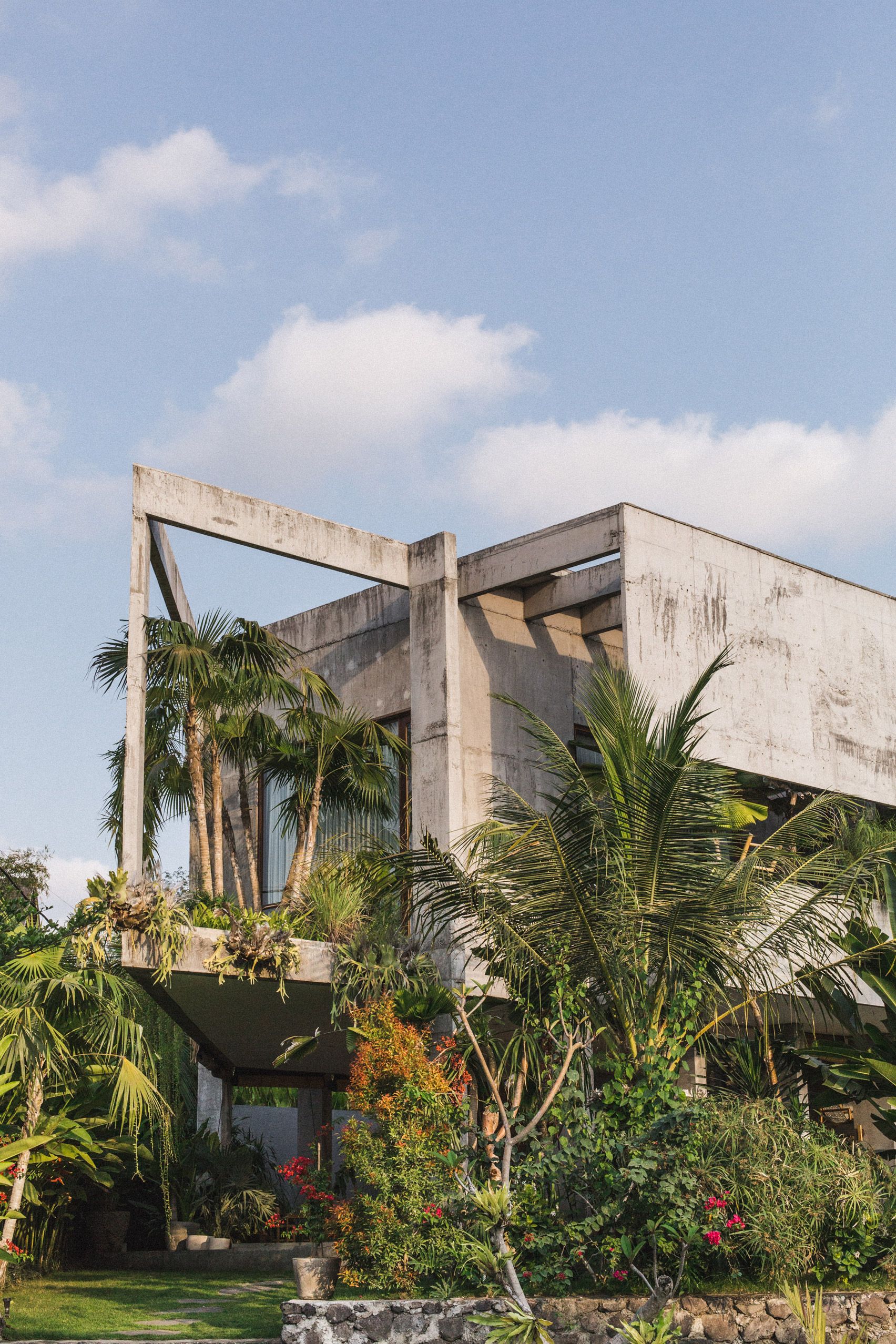 Rumah Tropis Brutalis di Bali