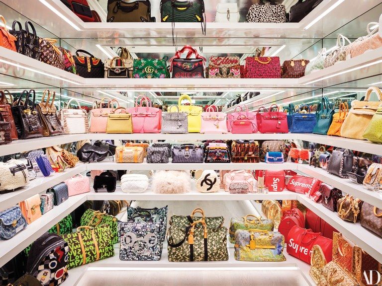Tempat penyimpanan tas di walk in closet rumah Kylie Jenner