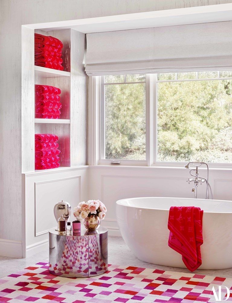 Kamar mandi yang juga menggunakan warna pink