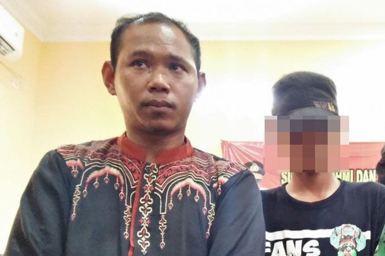 Nur Khalim (kiri) dan AA (tengah), siswa PGRI Wringinanom, Kabupaten Gresik, Jawa Timur, dalam mediasi yang dilakukan di kantor Polsek Wringinanom, Minggu (10/2/2019). 