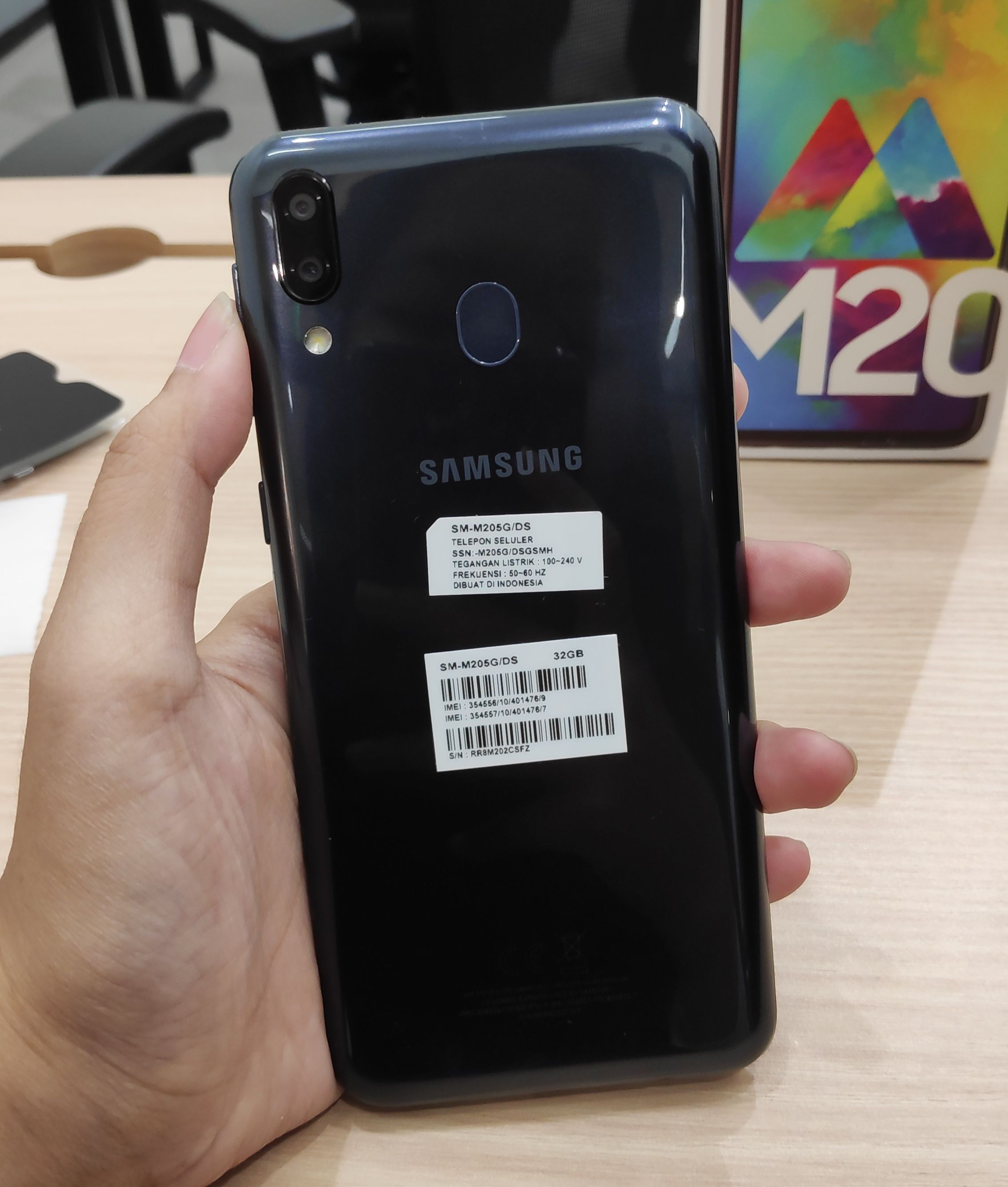 Tampak belakang Samsung Galaxy M20