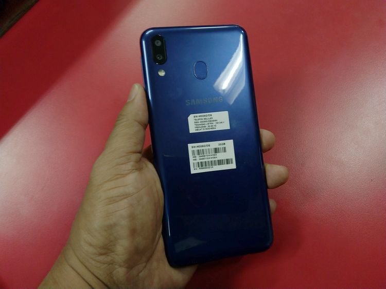 Sisi belakang Galaxy M20 warna biru