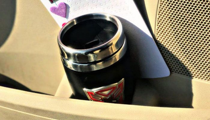 Pasangan punya kebiasan bawa bekal kopi saat berangkat kerja, taruh hadiah di cup holder  pintu mobil.