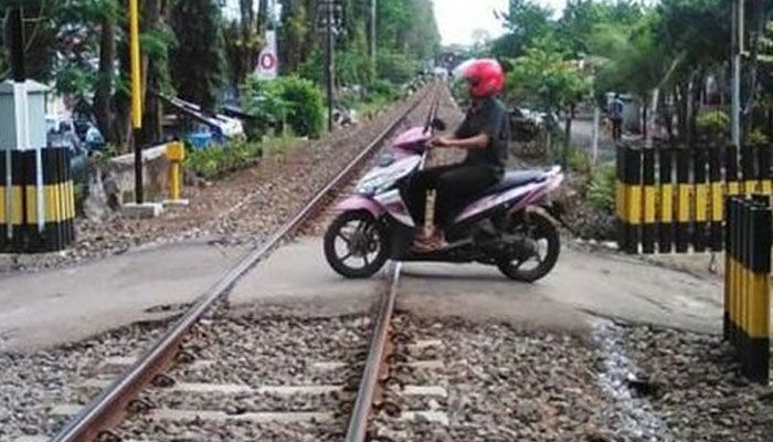 Kurangi kecepatan kalau hendak melintasi rel kereta api