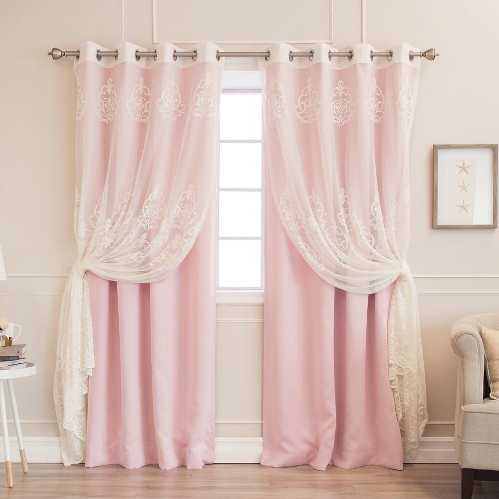 Tirai pink untuk mendapatkan kesan feminin pada ruang keluarga
