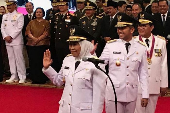 Khofifah Indar Parawangsa dan Emil Dardak saat dilantik oleh Presiden Jokowi (13/2/2019).