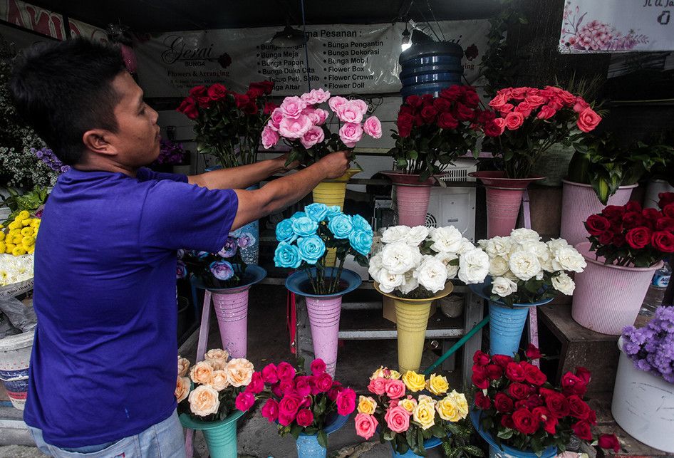 Pedagang menata bunga mawar di pusat bunga Kota Baru, Yogyakarta, Selasa (12/2/2019). Jelang perayaan hari kasih sayang atau valentine, pedagang mengaku menambah stok bunga mawar hingga 100 persen atau 1000 tangkai per hari dibandingkan hari biasa yang hanya 500 tangkai per hari serta dijual antara 