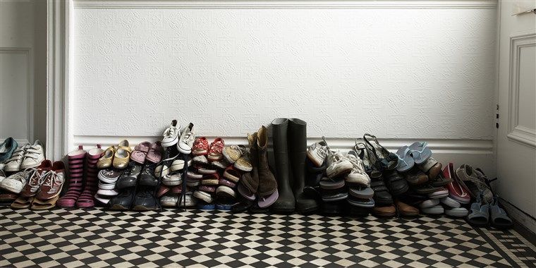 Jangan menggunakan sepatu ke dalam ruangan