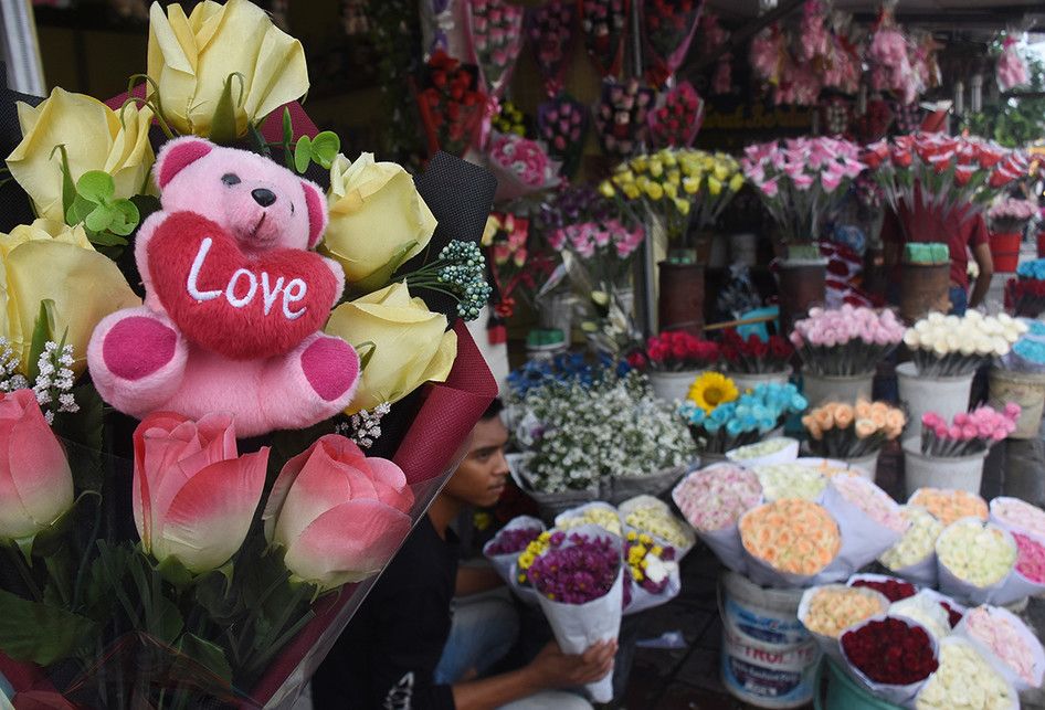 Pedagang bunga menata dagangannya di kawasan Rawa Belong, Jakarta, Rabu (13/2/2019). Menurut pedagang, penjualan bunga mawar menjelang hari kasih sayang atau Valentine meningkat dua kali lipat dibanding hari biasa dengan harga jual bunga mawar dari Rp 5 ribu menjadi Rp 10 ribu per tangkai.