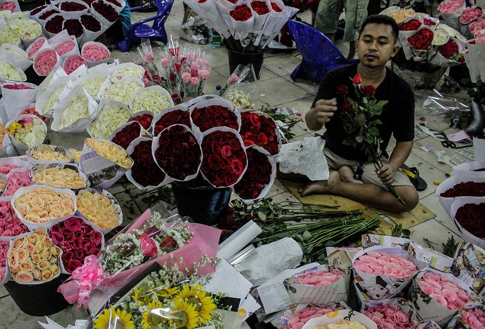 Pedagang merapikan bunga mawar yang dijual di Pasar Bunga Rawa Belong, Jakarta, Rabu (13/2/2019). Menjelang Hari Kasih Sayang (Valentine Day), harga bunga mawar naik hingga dua kali lipat dari harga biasanya Rp 30 ribu menjadi Rp 50 ribu - Rp 70 ribu per ikat.