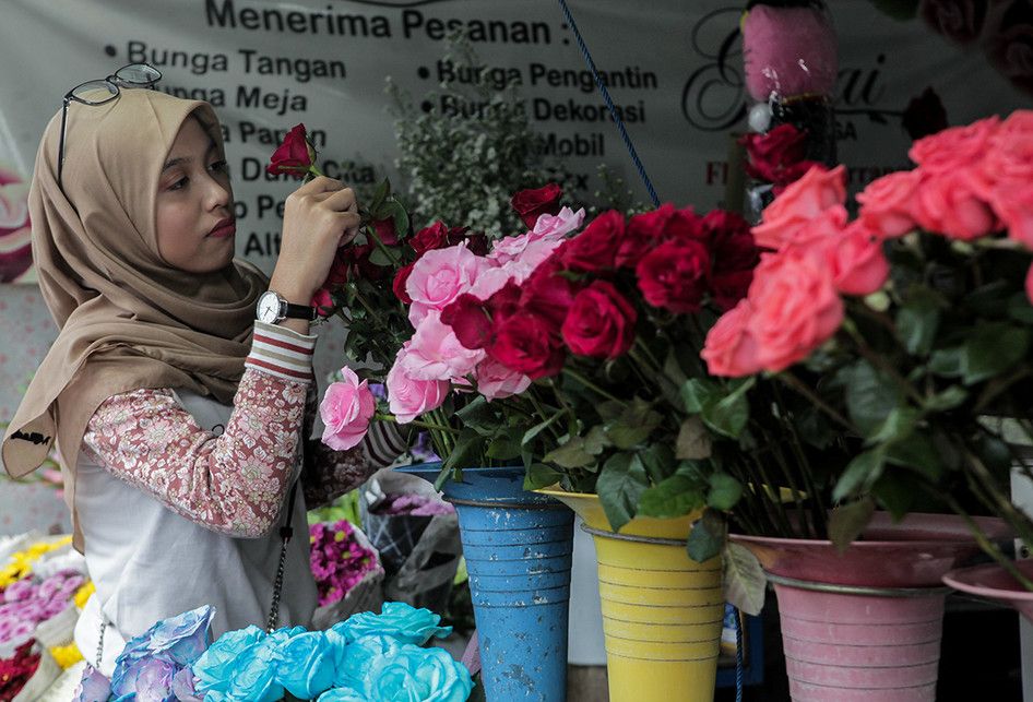 Pembeli memilih bunga mawar di pusat bunga Kota Baru, Yogyakarta, Selasa (12/2/2019). Jelang perayaan hari kasih sayang atau valentine, pedagang mengaku menambah stok bunga mawar hingga 100 persen atau 1000 tangkai per hari dibandingkan hari biasa yang hanya 500 tangkai per hari serta dijual antara 