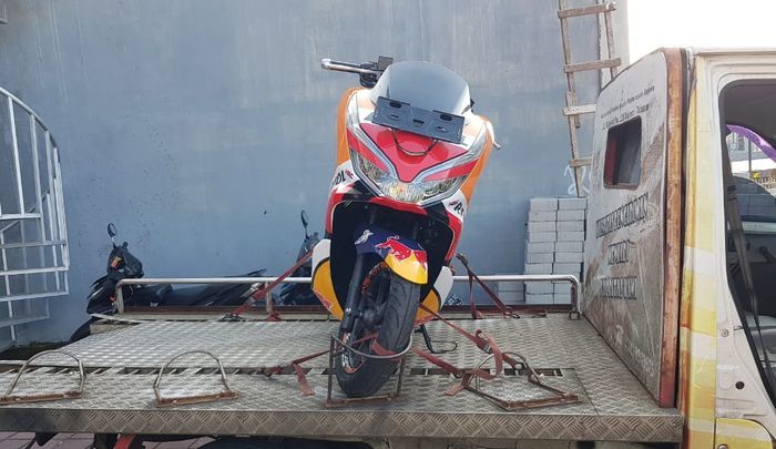 Honda PCX Livery Repsol dari depan