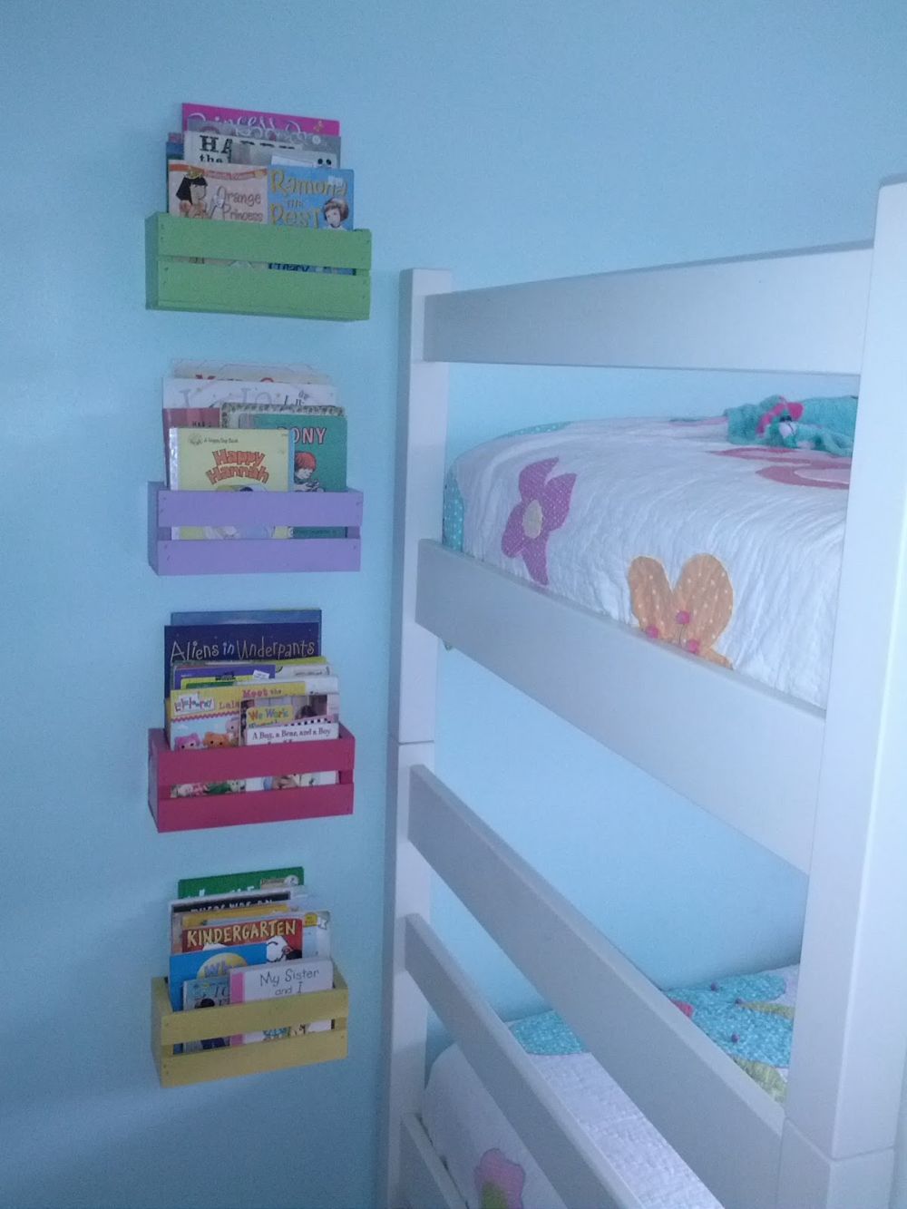 Rak gantung yang terdapat pada kamar tidur anak