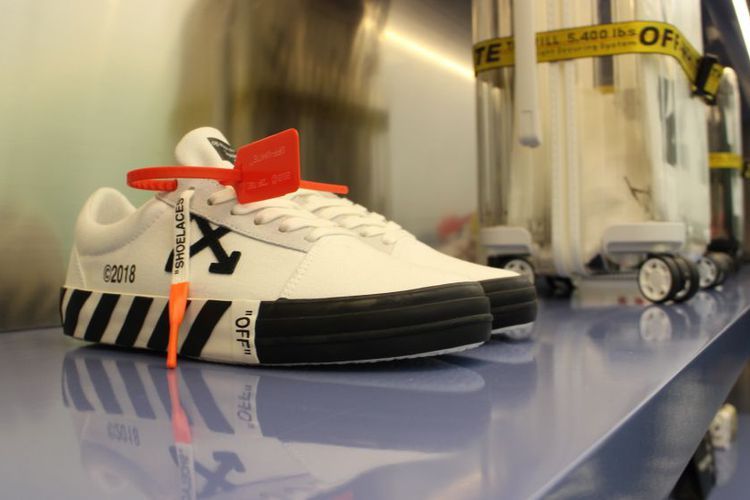 Off White Buka Toko Pertama Di Indonesia Produk Termurah Kaos Kaki Dengan Harga Rp1 4 Juta Hai