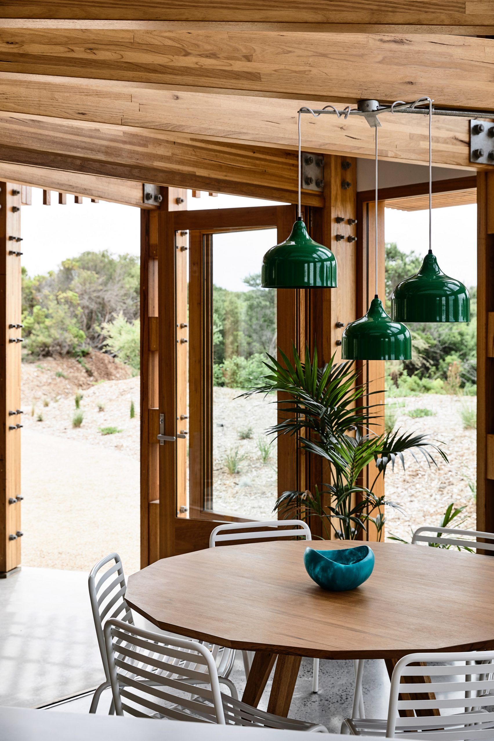 Rumah Pantai St Andrews yang berbentuk silinder di Victoria, Australia, dirancang oleh Austin Maynard Architects.