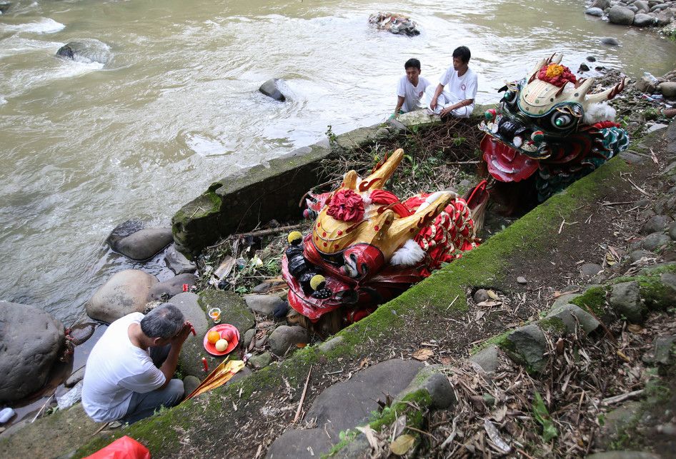 Posesi tradisi memandikan Kie Lin Perguruan Silat PGB Bangau Putih, Bogor Jawa Barat, Selasa (12/2/2019). Memandikan Kie Lin di aliran Sungai Ciliwung di Pulo Geulis adalah salah satu tradisi persiapan menyambut Cap Go Meh.