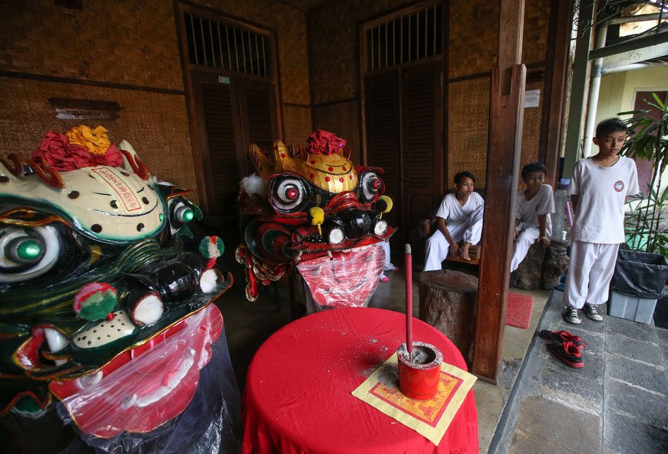 Persiapan tradisi memandikan Kie Lin di Perguruan Silat PGB Bangau Putih, Bogor Jawa Barat, Selasa (12/2/2019). Memandikan Kie Lin di aliran Sungai Ciliwung di Pulo Geulis adalah salah satu tradisi persiapan menyambut Cap Go Meh.