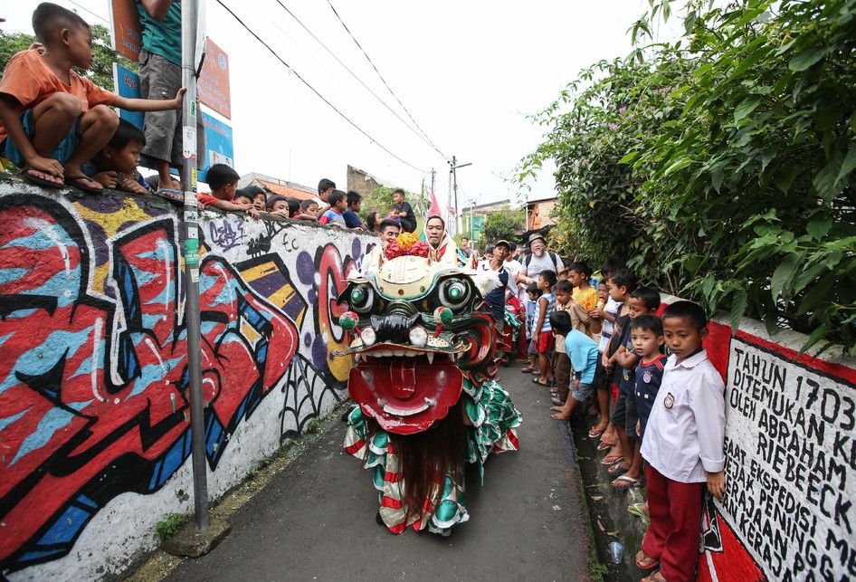 Posesi tradisi memandikan Kie Lin di Perguruan Silat PGB Bangau Putih, Bogor Jawa Barat, Selasa (12/2/2019). Memandikan Kie Lin di aliran Sungai Ciliwung di Pulo Geulis adalah salah satu tradisi persiapan menyambut Cap Go Meh.