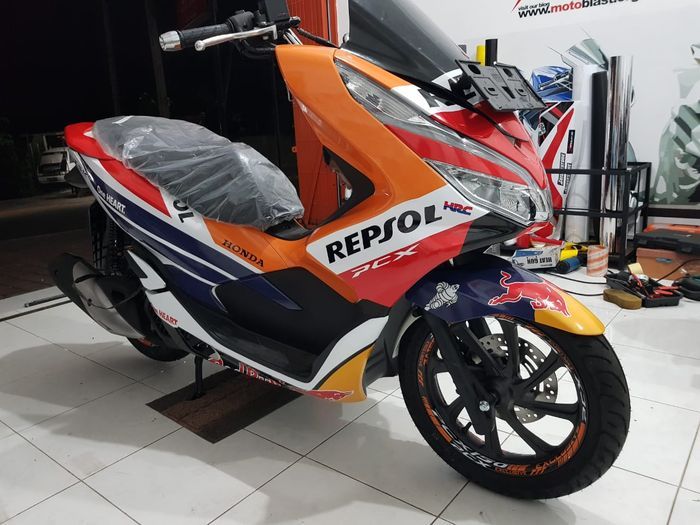 Tampilan PCX Livery Repsol dari Samping