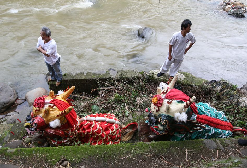 Posesi tradisi memandikan Kie Lin Perguruan Silat PGB Bangau Putih, Bogor Jawa Barat, Selasa (12/2/2019). Memandikan Kie Lin di aliran Sungai Ciliwung di Pulo Geulis adalah salah satu tradisi persiapan menyambut Cap Go Meh.