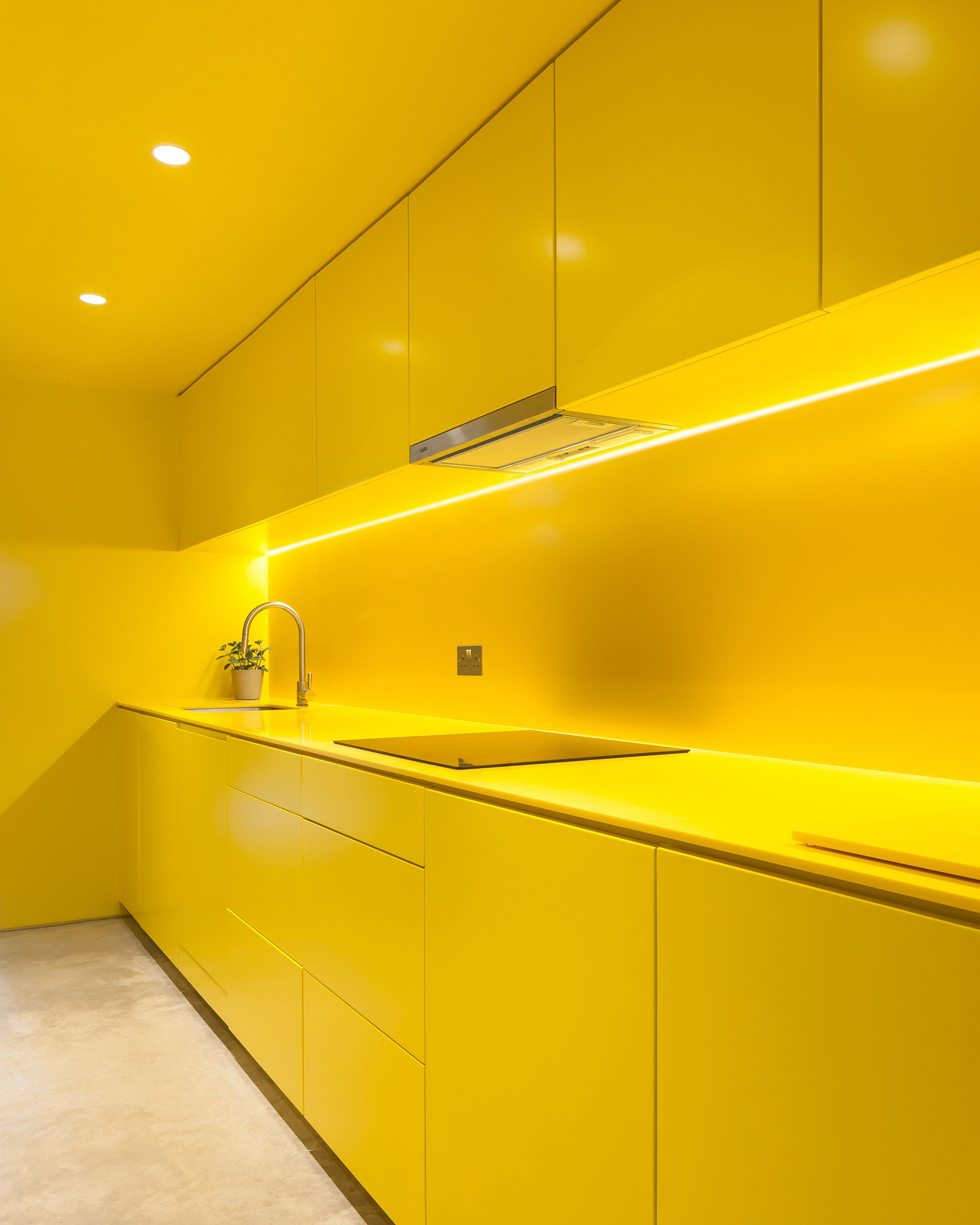 Inspirasi Dapur Warna Kuning Cerah, Ubah Basement Jadi Terang