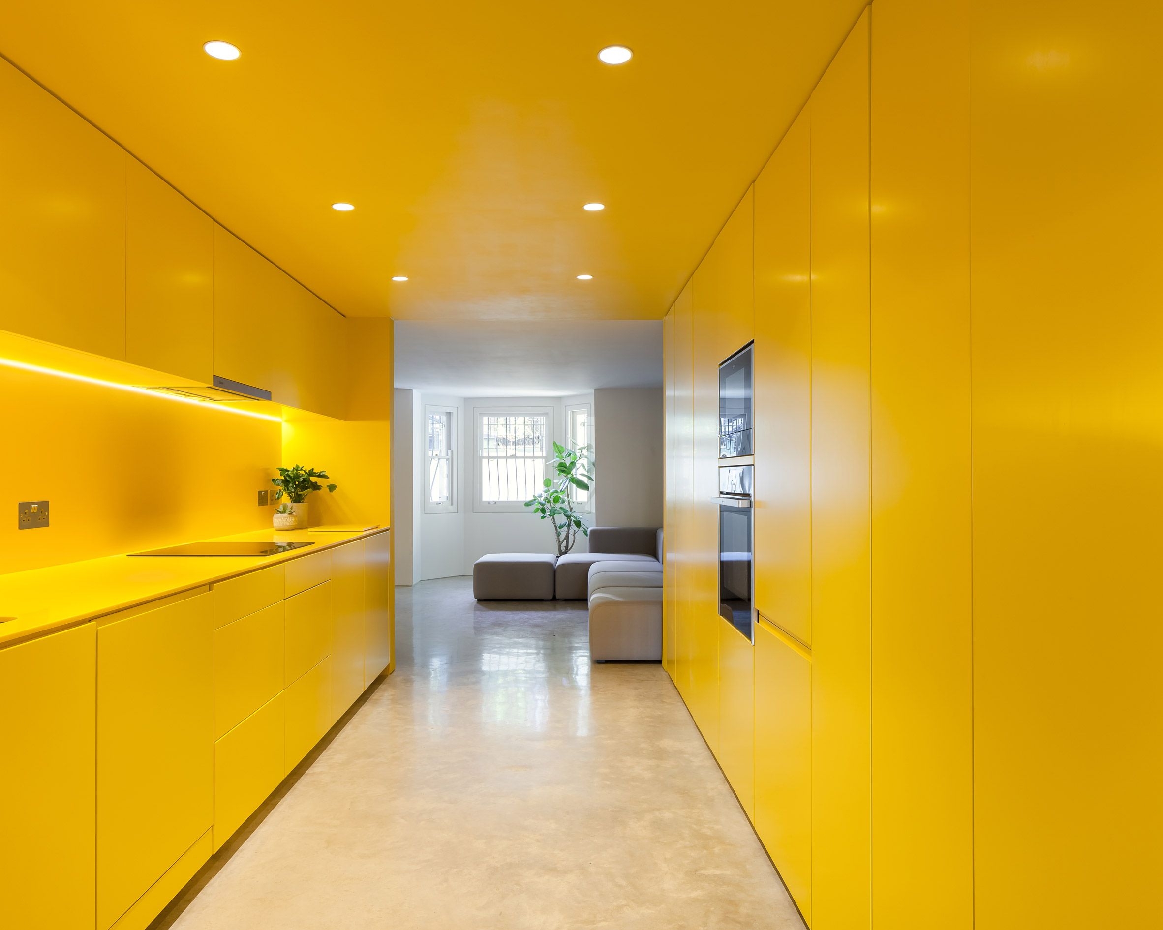 Inspirasi Dapur Warna Kuning Cerah, Ubah Basement Jadi Terang