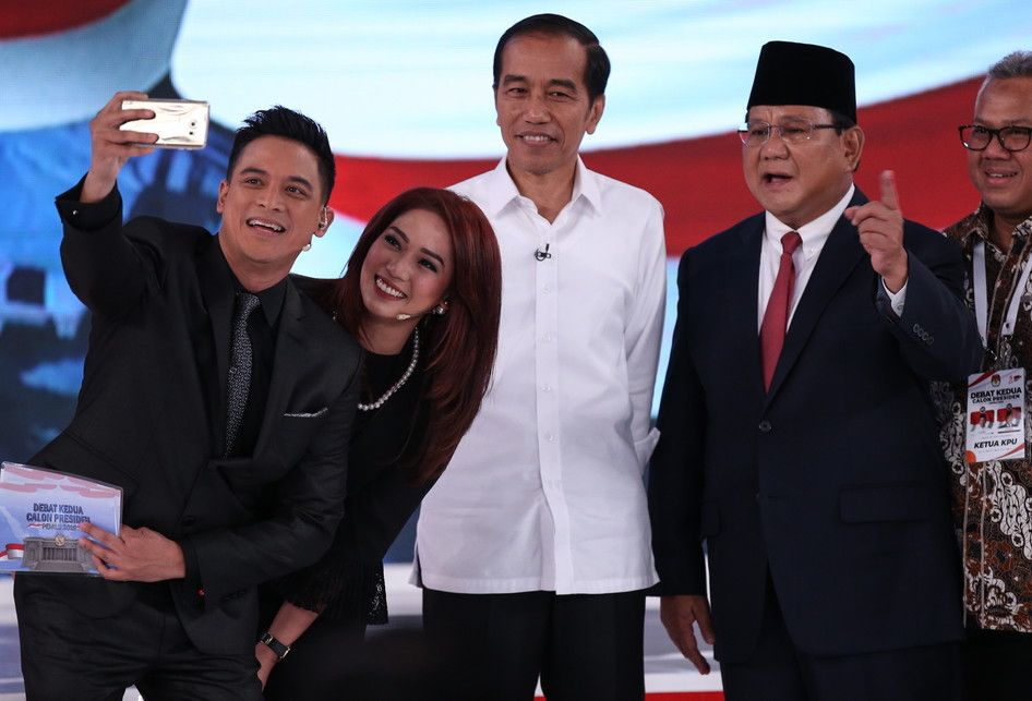 Calon Presiden Nomor Urut 1, Joko Widodo dan no urut 2, Prabowo Subianto berforto bersama usai Debat Kedua Calon Presiden, Pemilihan Umum 2019 di Hotel Sultan, Jakarta, Minggu (17/2/2019).