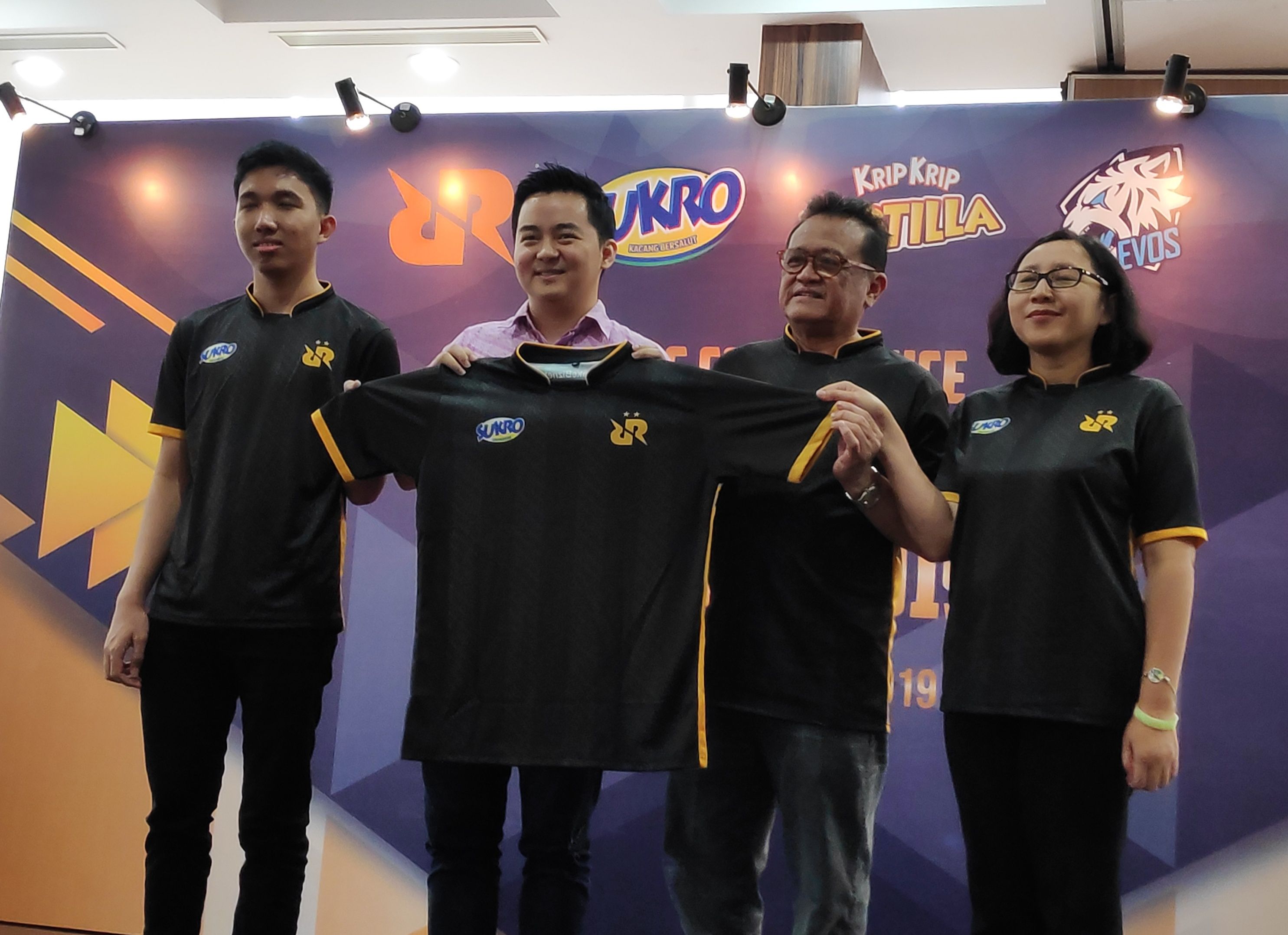 RRQ Lemon, Andrian Pauline (CEO Team RRQ), dan perwakilan Sukro saat menunjukkan jersey sponsor mereka