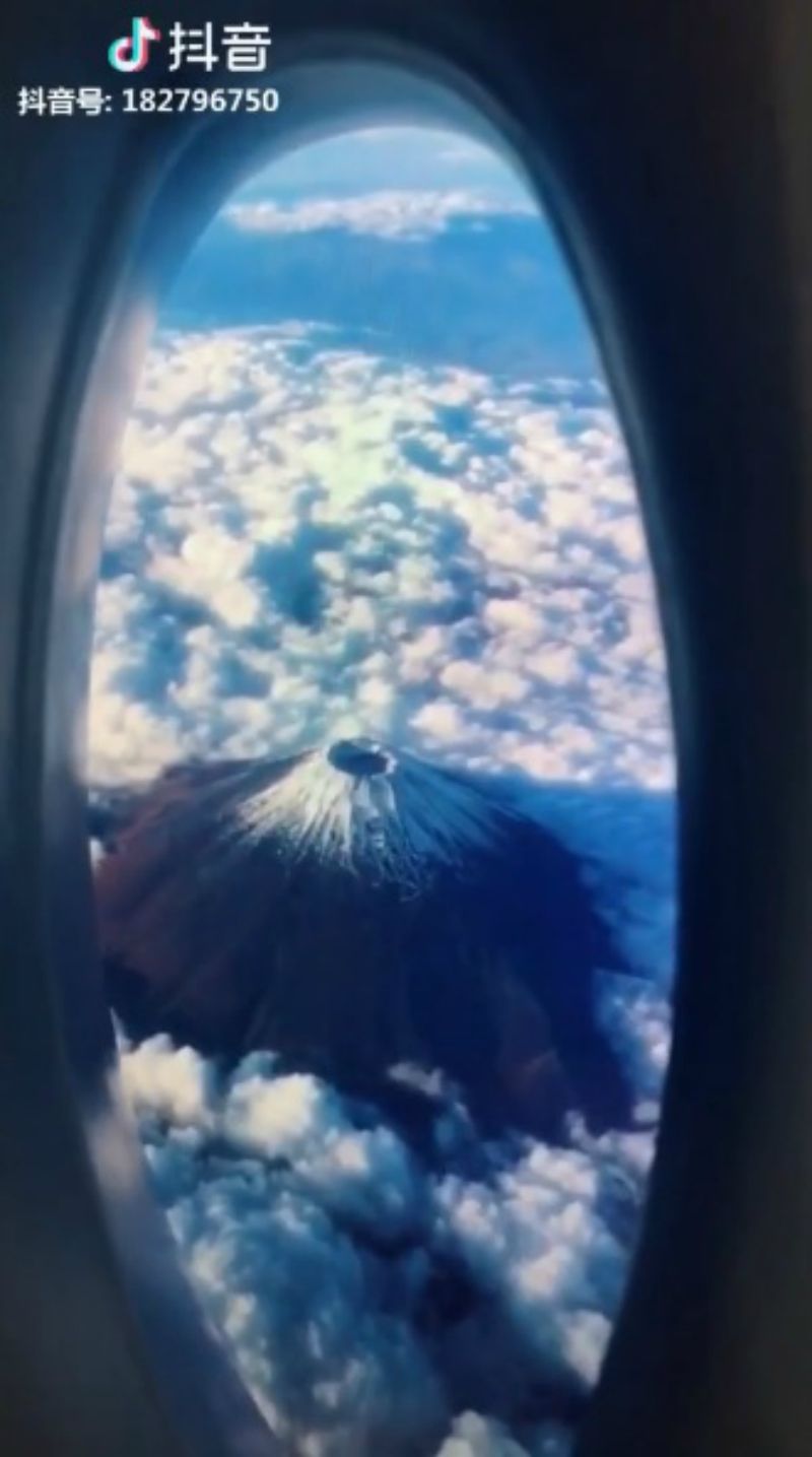 Asik lihat Gunung Fuji dari atas