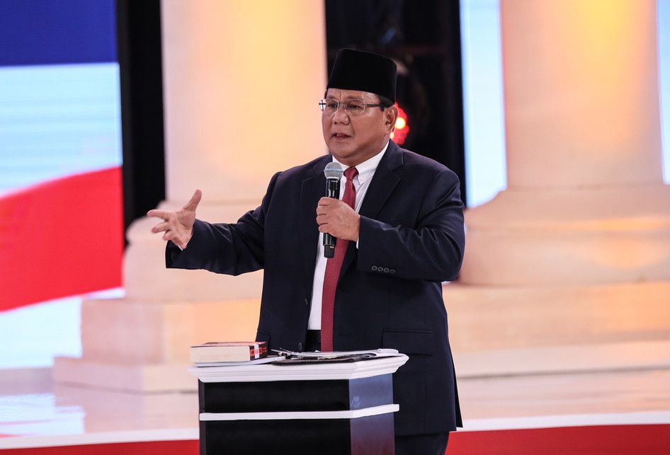 Calon Presiden Nomor Urut 2, Prabowo Subianto menyampaikan gagasannya saat Debat Kedua Calon Presiden, Pemilihan Umum 2019 di Hotel Sultan, Jakarta, Minggu (17/2/2019).