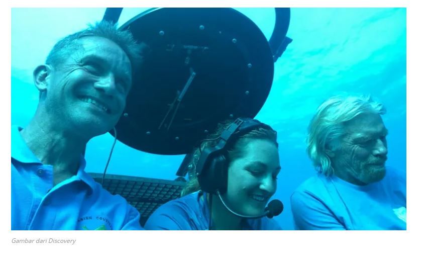Richard Branson (Kanan) bersama tim lainnya saat menaiki kapal selam Aquatica. 