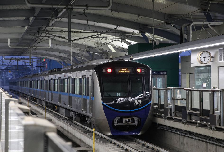 Rangkaian kereta Mass Rapid Transit (MRT) saat uji coba dari Stasiun Lebak Bulus ke Bundaran HI di Jakarta, Senin (18/2/2019). Kereta MRT atau Ratangga akan dibuka untuk komersil antara tanggal 24 - 31 Maret 2019.