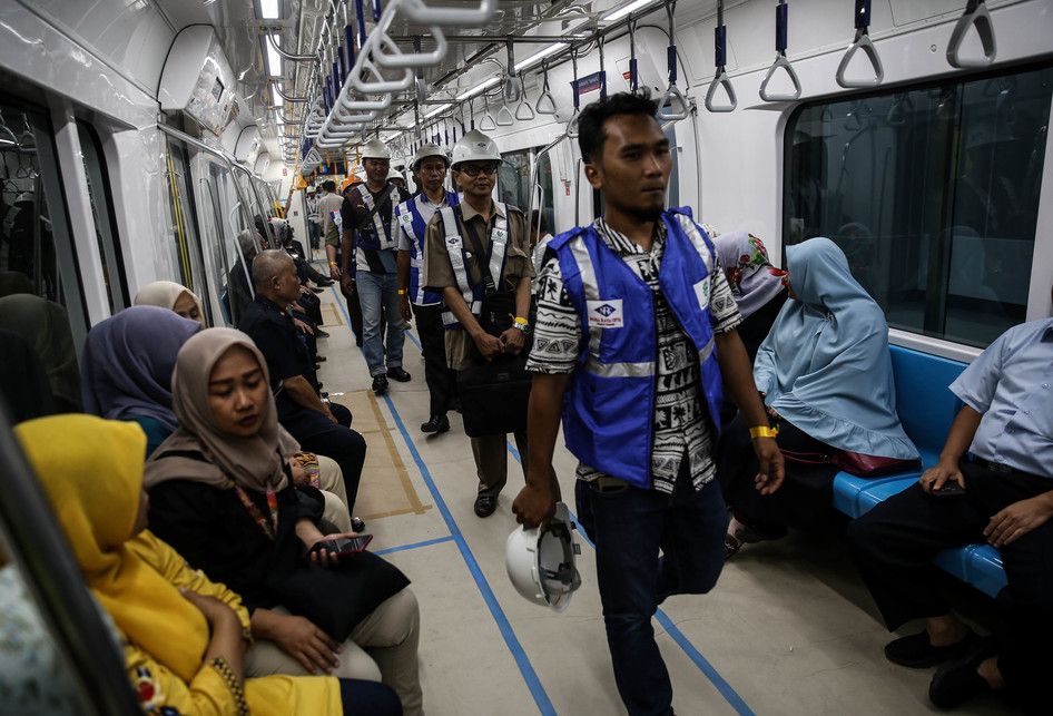 Warga berada di kereta Mass Rapid Transit (MRT) saat uji coba dari Stasiun Lebak Bulus ke Bundaran HI di Jakarta, Senin (18/2/2019). Kereta MRT atau Ratangga akan dibuka untuk komersil antara tanggal 24 - 31 Maret 2019.