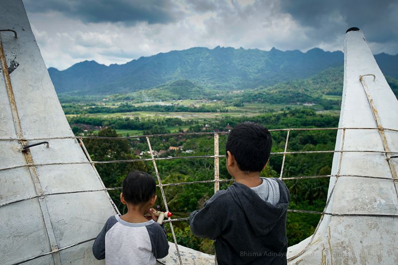 Dari puncak bangunan, pengunjung dapat melihat Candi Borobudur dan gugusan gunung yang melingkari Magelang.