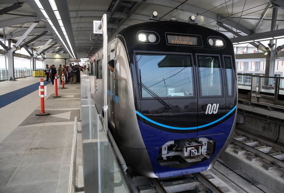 Rangkaian kereta Mass Rapid Transit (MRT) saat uji coba dari Stasiun Lebak Bulus ke Bundaran HI di Jakarta, Senin (18/2/2019). Kereta MRT atau Ratangga akan dibuka untuk komersil antara tanggal 24 - 31 Maret 2019.