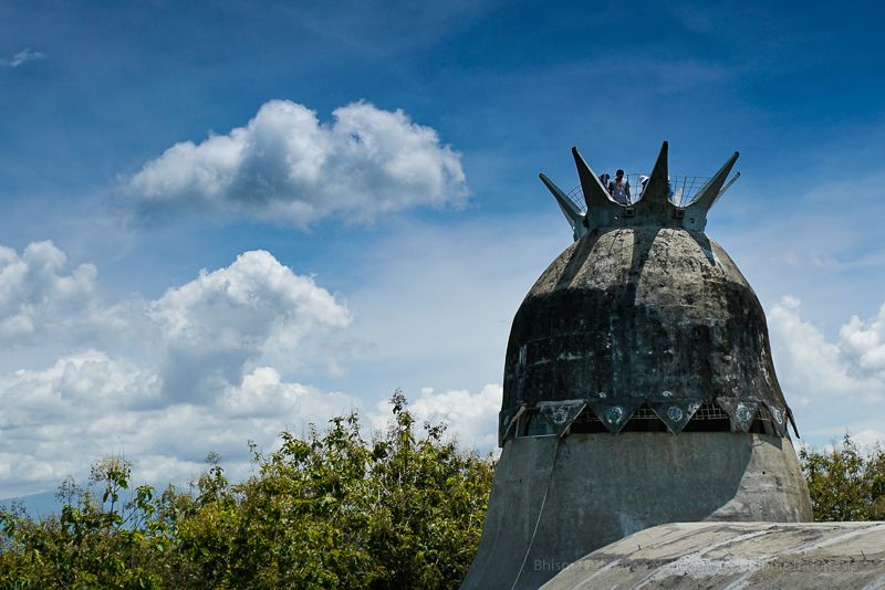 Mahkota burung atau puncak bangunan.