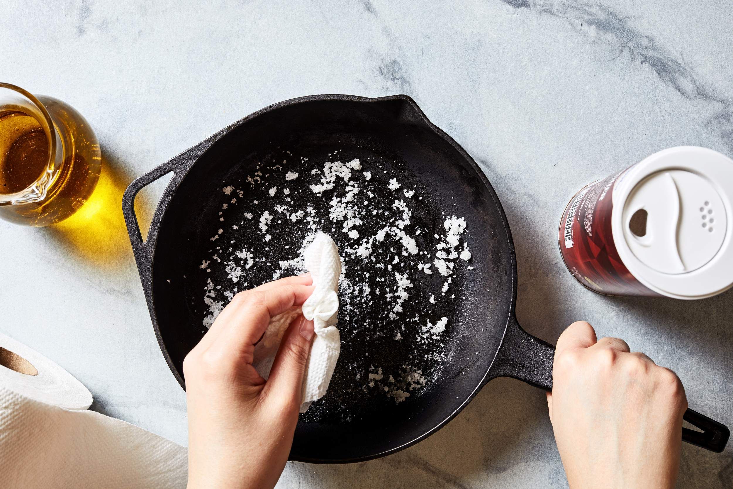 Gunakan bahan alami untuk membersihkan alat masak.