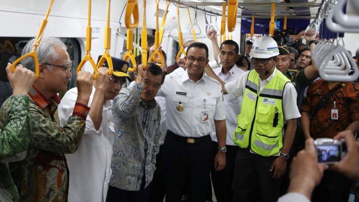 Wakil Presiden Jusuf Kalla bersama Gubernur DKI Jakarta Anies Baswedan, Menteri Perhubungan Budi Karya Sumadi, dan Direktur Utama MRT William P Sabandar menjajal kereta Moda Raya Terpada (MRT) di Jakarta, Rabu (20/2/2019). Jusuf Kalla dan rombongan melakukan perjalanan pergi pulang dari Stasiun Bund