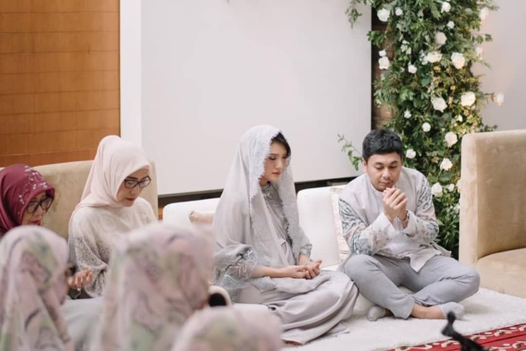 Raditya Dika dan Anissa Aziza di acara tujuh bulanan