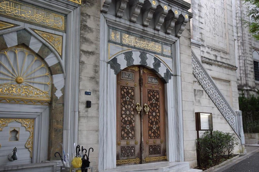 Pintu Masjid Tokyo Camii