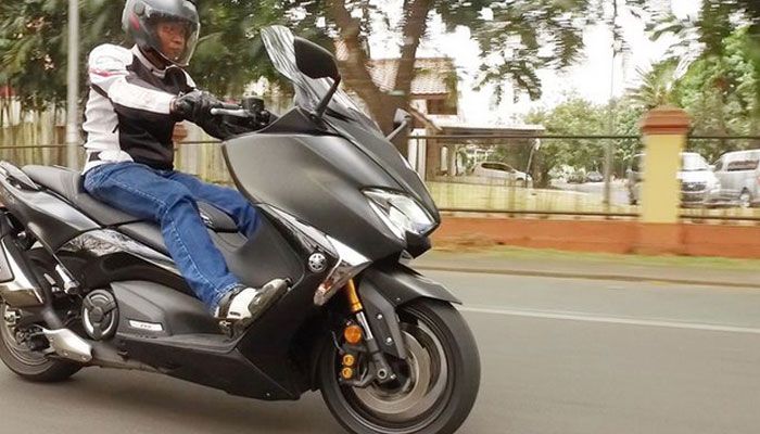 Yamaha TMAX saat dites jalan raya 