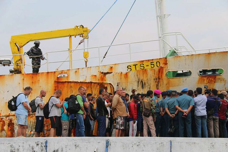 Sejumlah ABK dari kapal asing buronan Interpol berbendera Togo, Afrika, yang berhasil ditangkap TNI AL Lanal Sabang di perairan laut Aceh, ditunjukkan kepada wartawan, Sabtu (7/4/2018). Dalam kapal STS-50 Sea Breeze Andrey Dolgov STD No 2 itu TNI AL Lanal Sabang mengamankan 30 orang anak buah kapal (ABK) di antaranya 2 warga negara Australia, 8 warga Rusia dan 20 warga Indonesia.